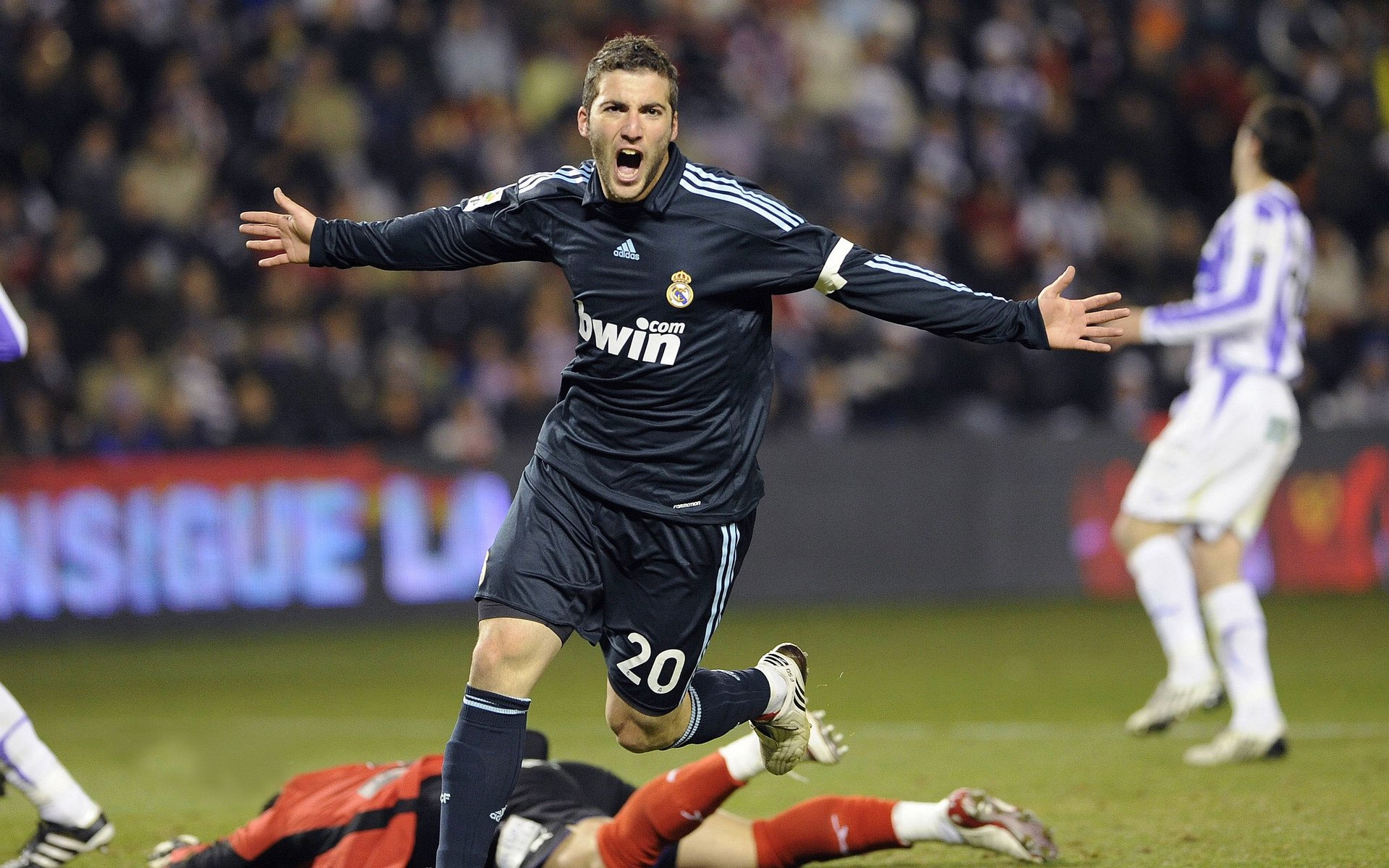 “2025世界运动会:高新体育中心健力赛场,选手挑战世界纪录”